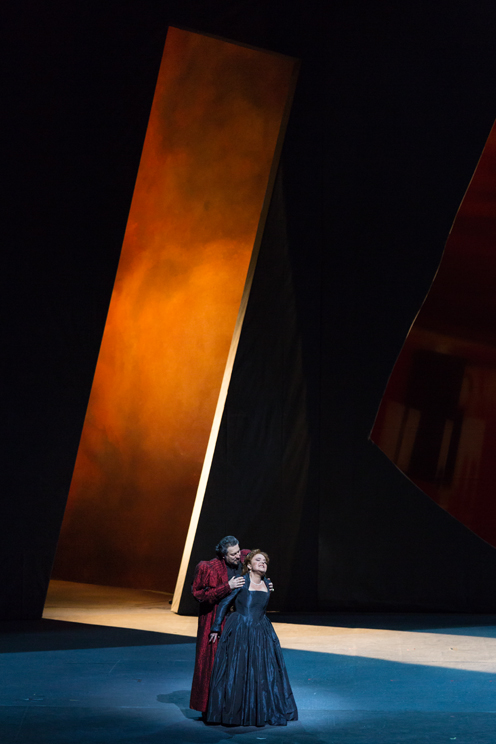 Prova antepiano dell' opera Anna Bolena Gaetano Donizetti Tragedia lirica in due atti Libretto di Felice Romani (Edizione critica a cura di P. Fabbri; Fondazione Donizetti di Bergamo e Casa Ricordi, Milano) Coro e Orchestra del Teatro alla Scala Produzione Grand Théâtre de Bordeaux Durata spettacolo: 03 ore e 16 minuti incluso intervallo Direttore Ion Marin Regia Marie-Louise Bischofberger Scene Erich Wonder Costumi Kaspar Glarner Luci Bertrand Couderc CAST Anna Bolena Hibla Gerzmava (31 marzo, 4, 11, 14 aprile) Federica Lombardi (8, 20, 23 aprile) Jane Seymour Sonia Ganassi Smeton Martina Belli Lord Percy Piero Pretti Enrico Carlo Colombara Lord Rocheford Mattia Denti Sir Hervey Giovanni Sala* *Allievo dell’Accademia Teatro alla Scala L'OPERA IN POCHE RIGHE Il progetto di riportare alla Scala il repertorio italiano nella sua interezza, inaugurato nel 2016 con il grande ritorno del Verismo rappresentato da La cena delle beffe di Giordano, prosegue nel 2017 con due titoli belcantistici: Anna Bolena di Donizetti e La gazza ladra di Rossini. In particolare di Donizetti il Teatro alla Scala aveva a oggi una sola produzione, L’elisir d’amore. Sul podio per Anna Bolena Ion Marin dirige uno spettacolo di taglio moderno, ma con costumi d’epoca, di Marie-Louise Bischofberger che alla Scala ha ripreso Salomé, nel 2007, e Tosca, nel 2015, di Luc Bondy. L'impegnativa parte di Anna è affidata a Hibla Gerzmava e alla giovanissima Federica Lombardi che debutta in questo ruolo: con lei la Scala continua a investire sui talenti usciti dalla sua Accademia. Jane di Seymour avrà invece la voce di Sonia Ganassi.