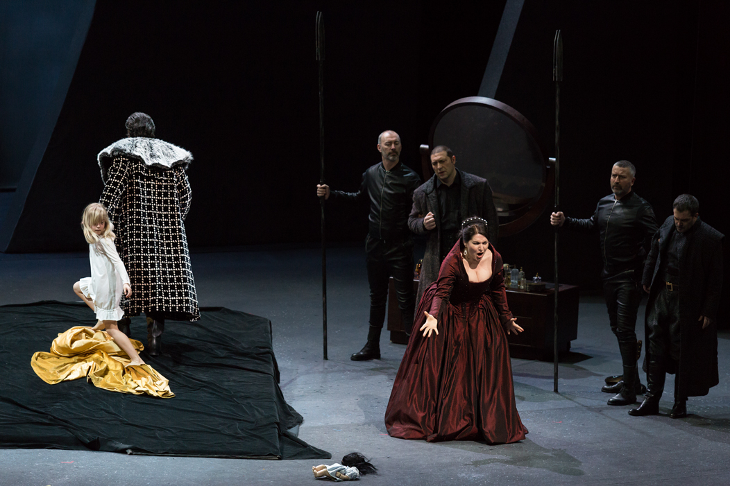 Prova antepiano dell' opera Anna Bolena Gaetano Donizetti Tragedia lirica in due atti Libretto di Felice Romani (Edizione critica a cura di P. Fabbri; Fondazione Donizetti di Bergamo e Casa Ricordi, Milano) Coro e Orchestra del Teatro alla Scala Produzione Grand Théâtre de Bordeaux Durata spettacolo: 03 ore e 16 minuti incluso intervallo Direttore Ion Marin Regia Marie-Louise Bischofberger Scene Erich Wonder Costumi Kaspar Glarner Luci Bertrand Couderc CAST Anna Bolena Hibla Gerzmava (31 marzo, 4, 11, 14 aprile) Federica Lombardi (8, 20, 23 aprile) Jane Seymour Sonia Ganassi Smeton Martina Belli Lord Percy Piero Pretti Enrico Carlo Colombara Lord Rocheford Mattia Denti Sir Hervey Giovanni Sala* *Allievo dell’Accademia Teatro alla Scala L'OPERA IN POCHE RIGHE Il progetto di riportare alla Scala il repertorio italiano nella sua interezza, inaugurato nel 2016 con il grande ritorno del Verismo rappresentato da La cena delle beffe di Giordano, prosegue nel 2017 con due titoli belcantistici: Anna Bolena di Donizetti e La gazza ladra di Rossini. In particolare di Donizetti il Teatro alla Scala aveva a oggi una sola produzione, L’elisir d’amore. Sul podio per Anna Bolena Ion Marin dirige uno spettacolo di taglio moderno, ma con costumi d’epoca, di Marie-Louise Bischofberger che alla Scala ha ripreso Salomé, nel 2007, e Tosca, nel 2015, di Luc Bondy. L'impegnativa parte di Anna è affidata a Hibla Gerzmava e alla giovanissima Federica Lombardi che debutta in questo ruolo: con lei la Scala continua a investire sui talenti usciti dalla sua Accademia. Jane di Seymour avrà invece la voce di Sonia Ganassi.