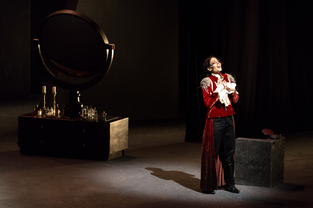 Prova antepiano dell' opera Anna Bolena Gaetano Donizetti Tragedia lirica in due atti Libretto di Felice Romani (Edizione critica a cura di P. Fabbri; Fondazione Donizetti di Bergamo e Casa Ricordi, Milano) Coro e Orchestra del Teatro alla Scala Produzione Grand Théâtre de Bordeaux Durata spettacolo: 03 ore e 16 minuti incluso intervallo Direttore Ion Marin Regia Marie-Louise Bischofberger Scene Erich Wonder Costumi Kaspar Glarner Luci Bertrand Couderc CAST Anna Bolena Hibla Gerzmava (31 marzo, 4, 11, 14 aprile) Federica Lombardi (8, 20, 23 aprile) Jane Seymour Sonia Ganassi Smeton Martina Belli Lord Percy Piero Pretti Enrico Carlo Colombara Lord Rocheford Mattia Denti Sir Hervey Giovanni Sala* *Allievo dell’Accademia Teatro alla Scala L'OPERA IN POCHE RIGHE Il progetto di riportare alla Scala il repertorio italiano nella sua interezza, inaugurato nel 2016 con il grande ritorno del Verismo rappresentato da La cena delle beffe di Giordano, prosegue nel 2017 con due titoli belcantistici: Anna Bolena di Donizetti e La gazza ladra di Rossini. In particolare di Donizetti il Teatro alla Scala aveva a oggi una sola produzione, L’elisir d’amore. Sul podio per Anna Bolena Ion Marin dirige uno spettacolo di taglio moderno, ma con costumi d’epoca, di Marie-Louise Bischofberger che alla Scala ha ripreso Salomé, nel 2007, e Tosca, nel 2015, di Luc Bondy. L'impegnativa parte di Anna è affidata a Hibla Gerzmava e alla giovanissima Federica Lombardi che debutta in questo ruolo: con lei la Scala continua a investire sui talenti usciti dalla sua Accademia. Jane di Seymour avrà invece la voce di Sonia Ganassi.