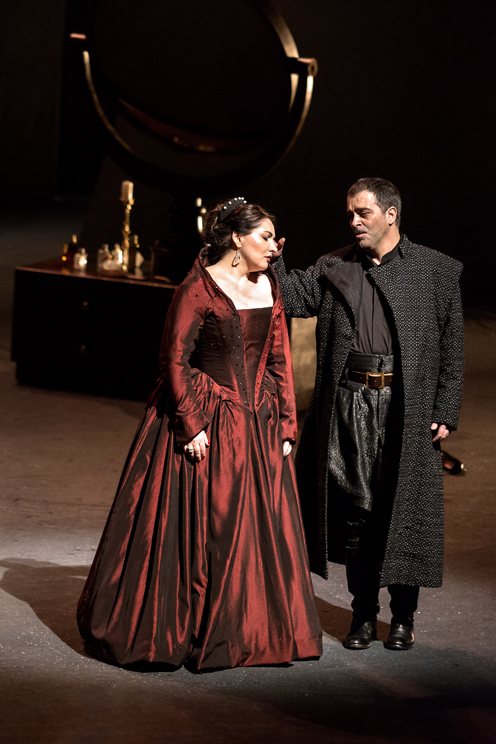 Prova antepiano dell' opera Anna Bolena Gaetano Donizetti Tragedia lirica in due atti Libretto di Felice Romani (Edizione critica a cura di P. Fabbri; Fondazione Donizetti di Bergamo e Casa Ricordi, Milano) Coro e Orchestra del Teatro alla Scala Produzione Grand Théâtre de Bordeaux Durata spettacolo: 03 ore e 16 minuti incluso intervallo Direttore Ion Marin Regia Marie-Louise Bischofberger Scene Erich Wonder Costumi Kaspar Glarner Luci Bertrand Couderc CAST Anna Bolena Hibla Gerzmava (31 marzo, 4, 11, 14 aprile) Federica Lombardi (8, 20, 23 aprile) Jane Seymour Sonia Ganassi Smeton Martina Belli Lord Percy Piero Pretti Enrico Carlo Colombara Lord Rocheford Mattia Denti Sir Hervey Giovanni Sala* *Allievo dell’Accademia Teatro alla Scala L'OPERA IN POCHE RIGHE Il progetto di riportare alla Scala il repertorio italiano nella sua interezza, inaugurato nel 2016 con il grande ritorno del Verismo rappresentato da La cena delle beffe di Giordano, prosegue nel 2017 con due titoli belcantistici: Anna Bolena di Donizetti e La gazza ladra di Rossini. In particolare di Donizetti il Teatro alla Scala aveva a oggi una sola produzione, L’elisir d’amore. Sul podio per Anna Bolena Ion Marin dirige uno spettacolo di taglio moderno, ma con costumi d’epoca, di Marie-Louise Bischofberger che alla Scala ha ripreso Salomé, nel 2007, e Tosca, nel 2015, di Luc Bondy. L'impegnativa parte di Anna è affidata a Hibla Gerzmava e alla giovanissima Federica Lombardi che debutta in questo ruolo: con lei la Scala continua a investire sui talenti usciti dalla sua Accademia. Jane di Seymour avrà invece la voce di Sonia Ganassi.